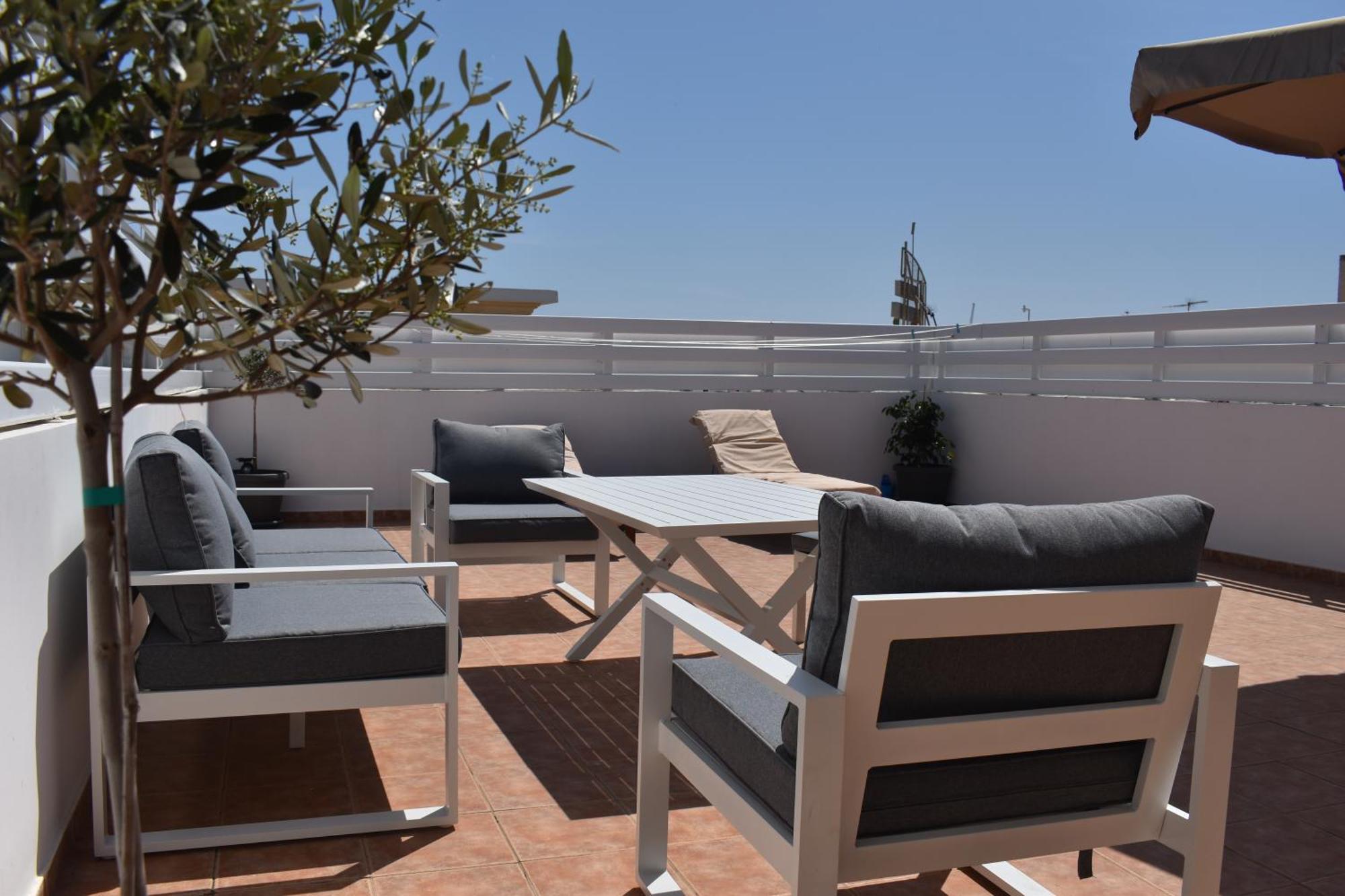 Sunny Rooftop In 91sqm Terrace Delight! Apartment