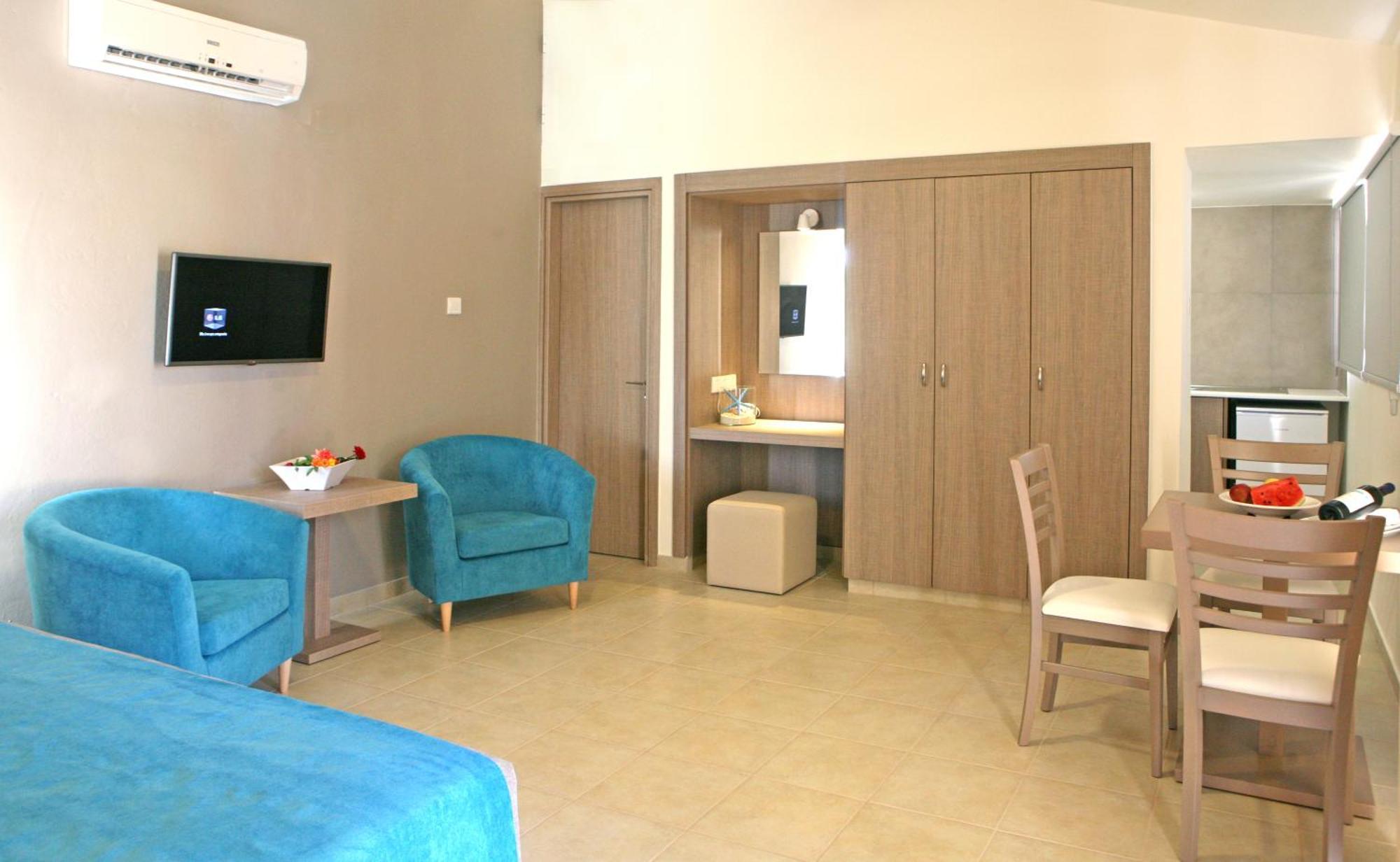 Makronisos Village Aparthotel 3*