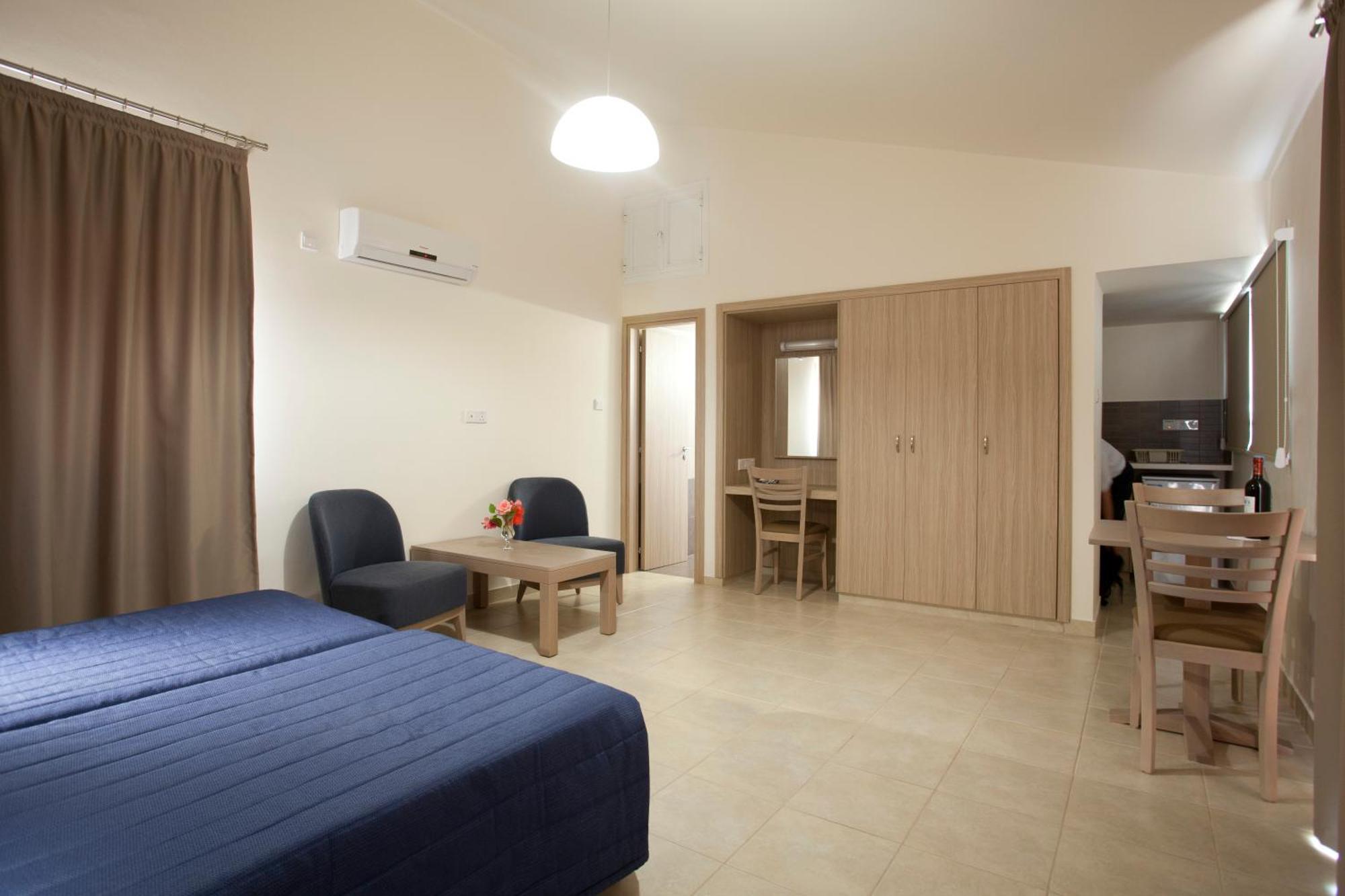 Aparthotel Makronisos Village 3*