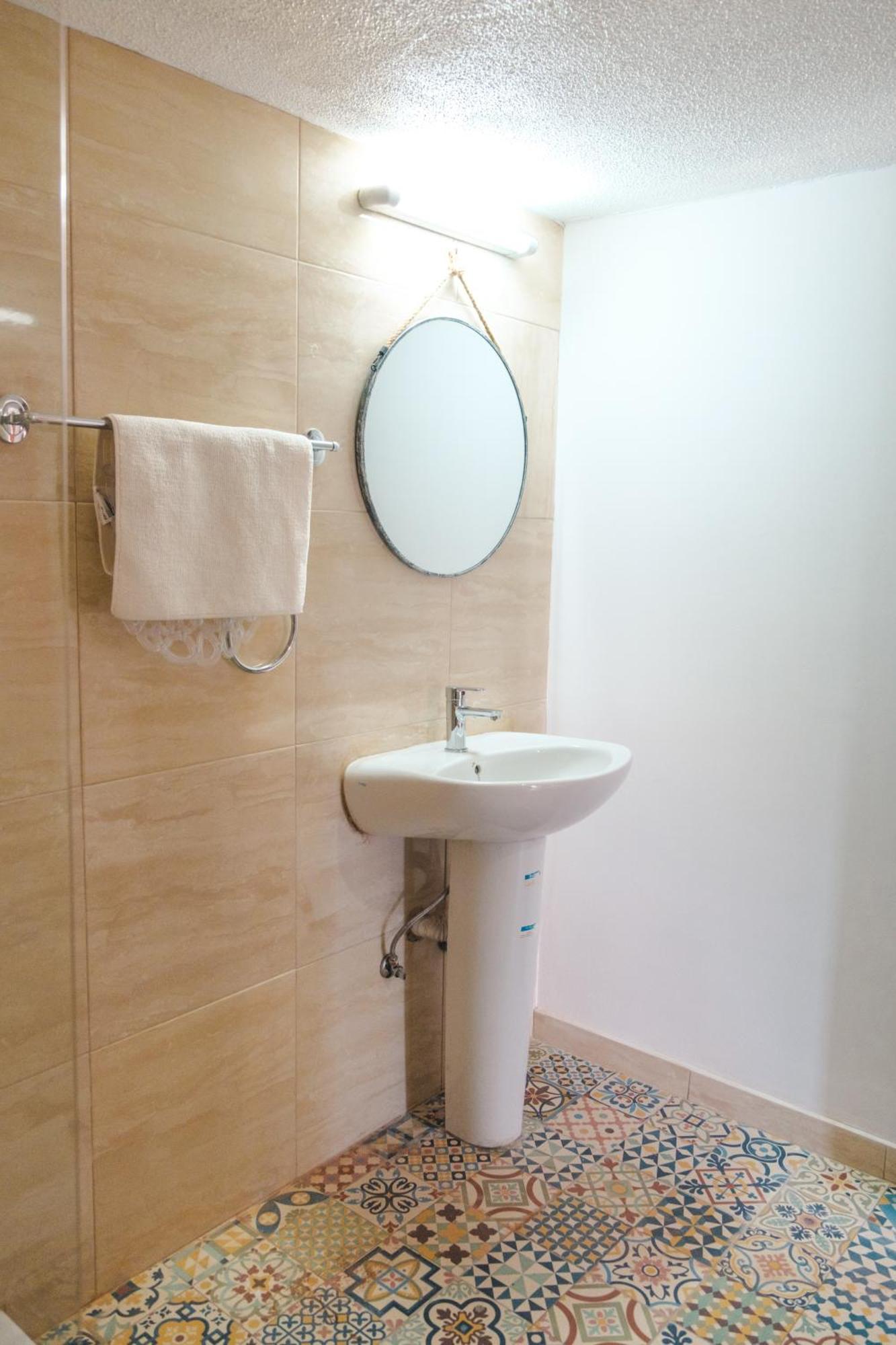 Serenityone - Centrally Located One Bedroom Apartment *