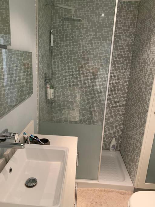Three Bedroom Modern Flat Apartment *