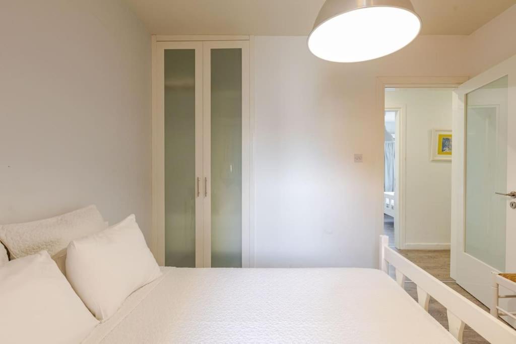 Three Bedroom Modern Flat Apartment