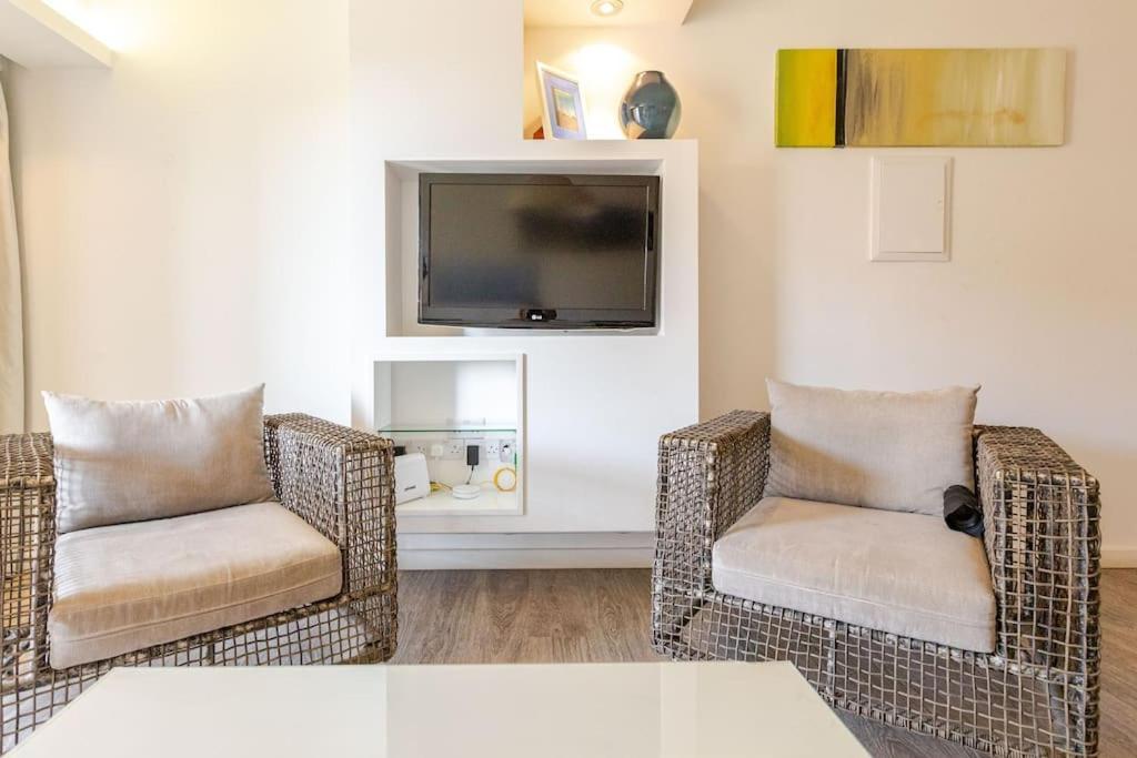 Three Bedroom Modern Flat Apartment