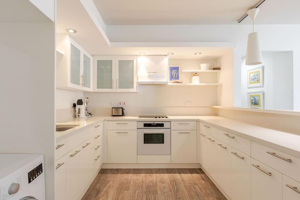Three Bedroom Modern Flat Apartment *