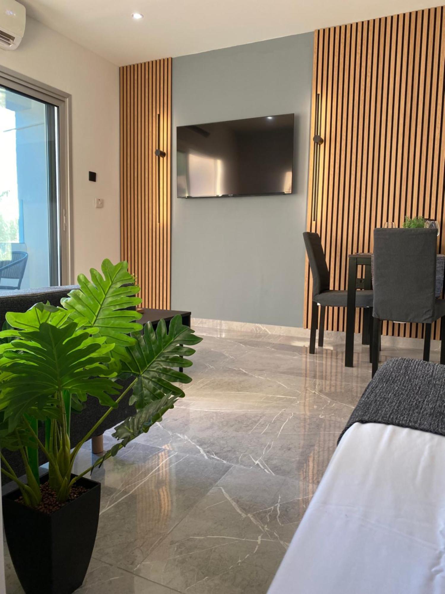 Nissi Avenue Apartment
