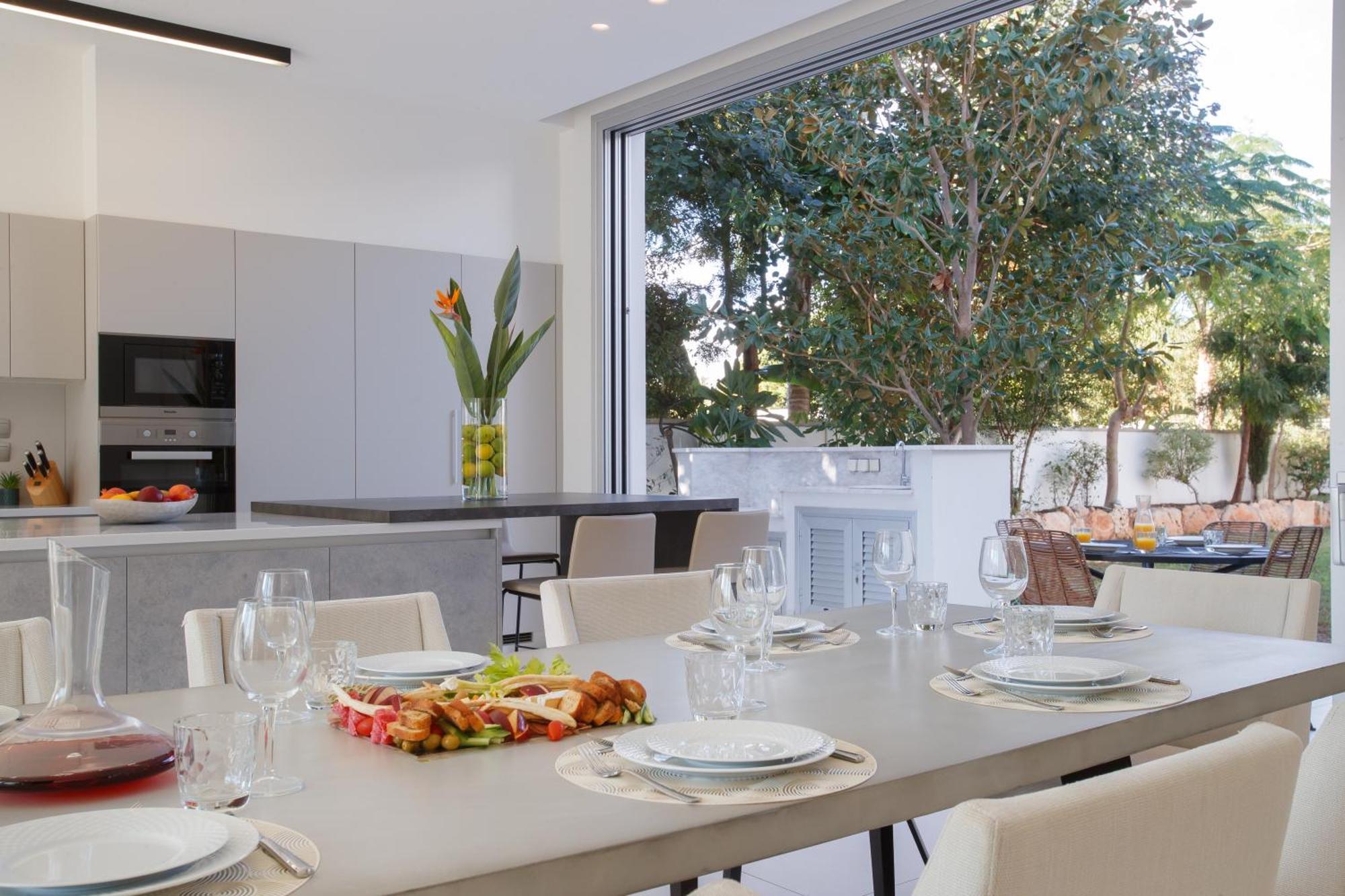 Vivo Mare Beachfront - Emerald Villa *