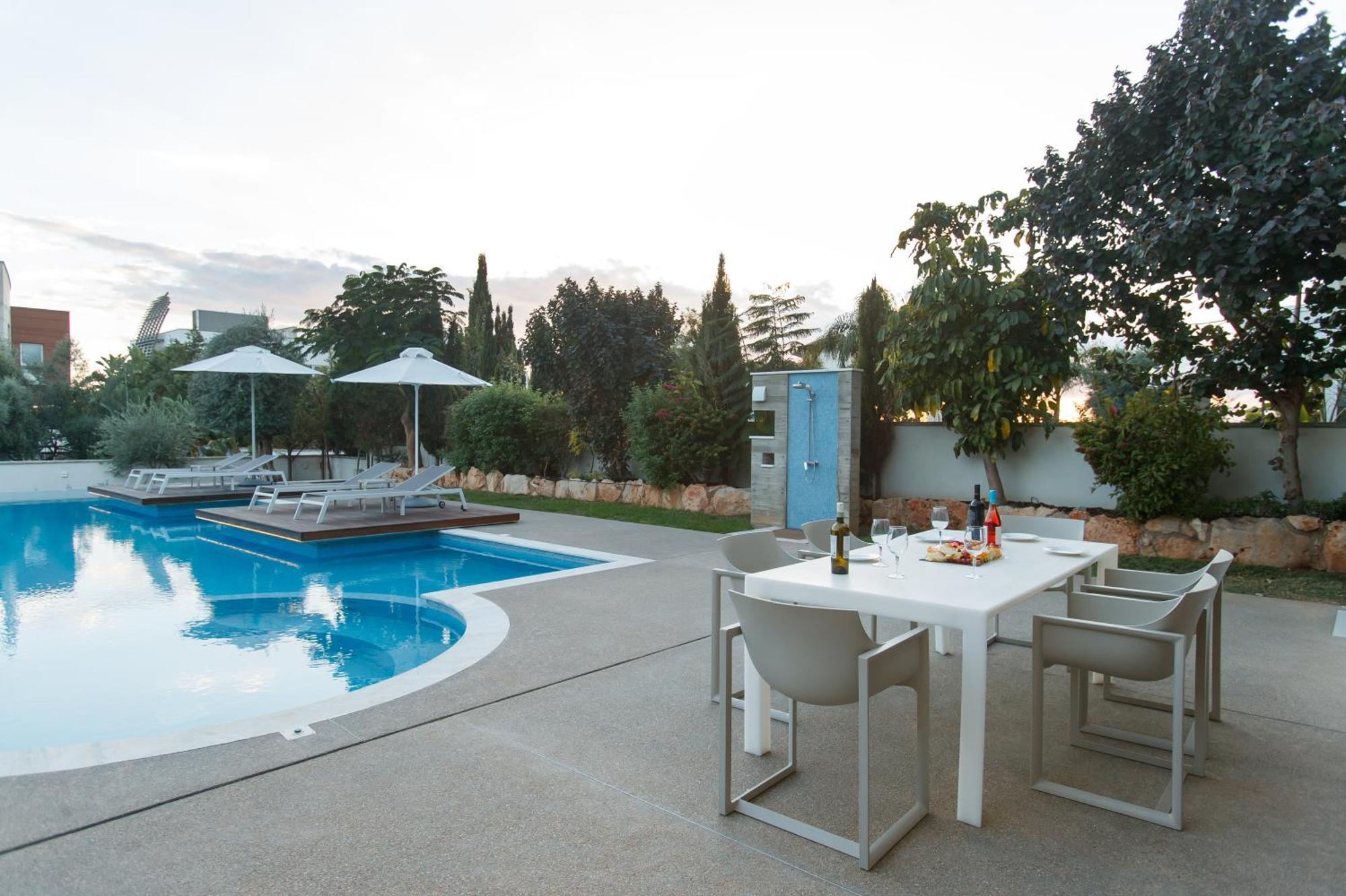 Vivo Mare Beachfront - Emerald Villa