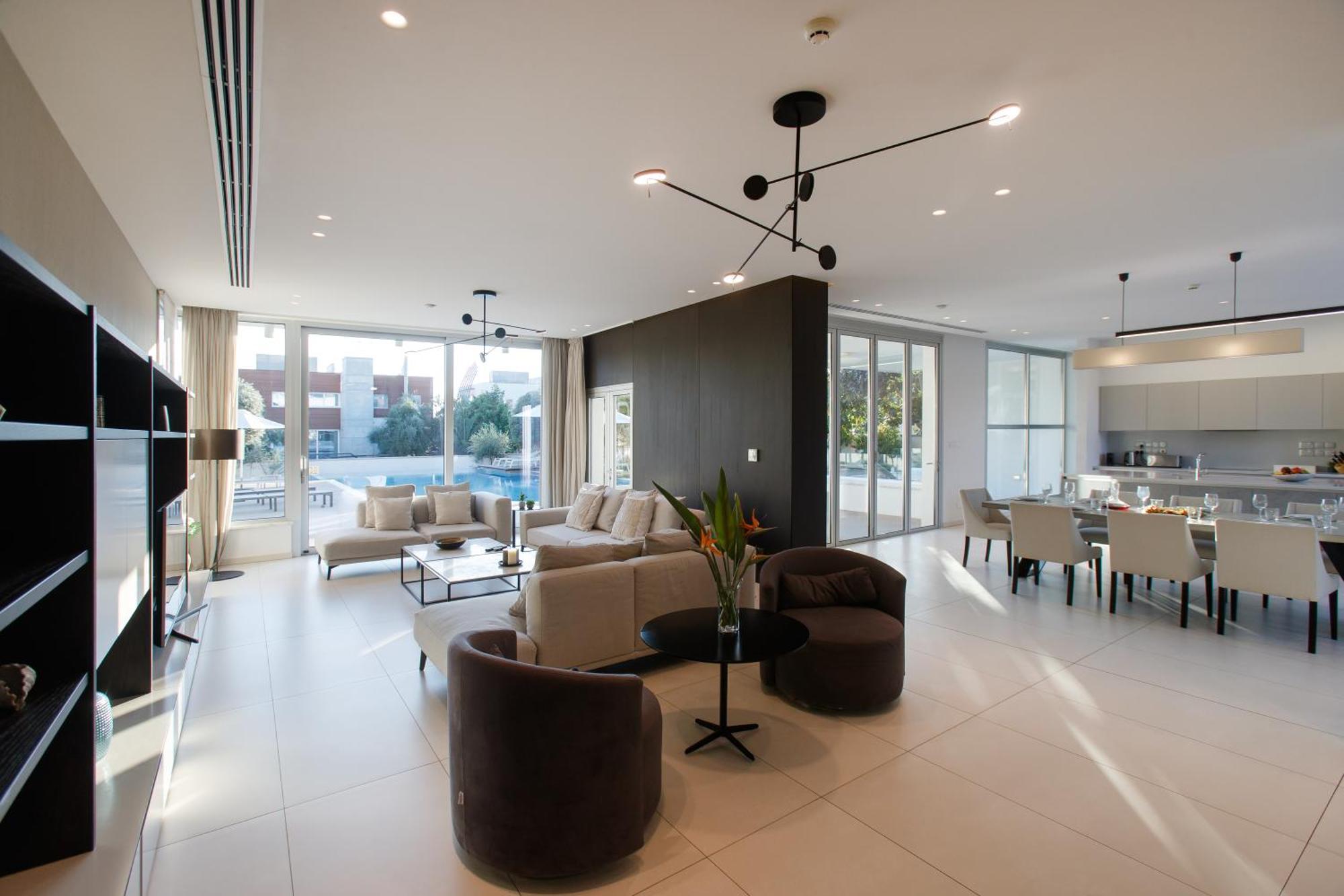 Vivo Mare Beachfront - Emerald Villa *