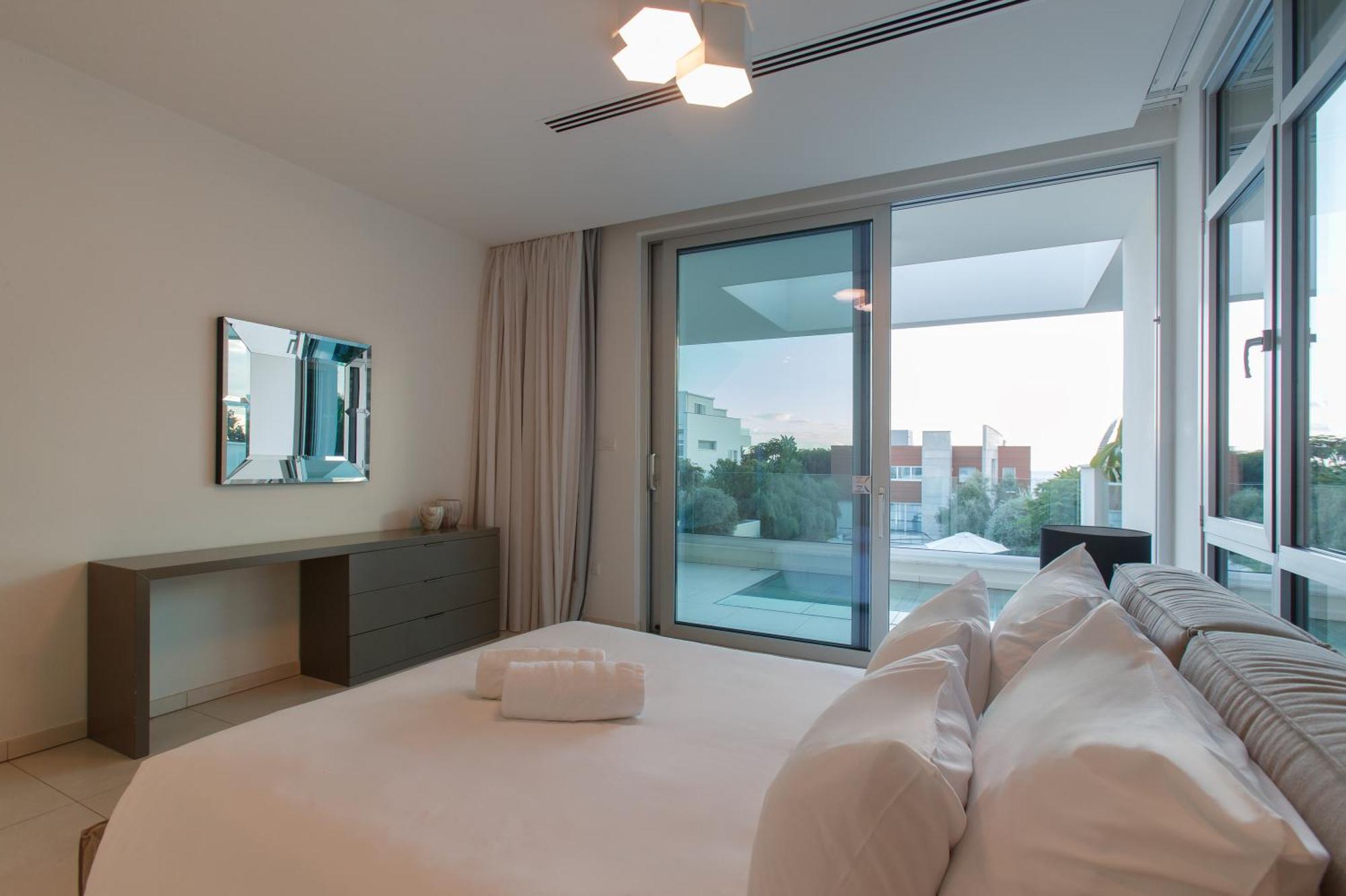Vivo Mare Beachfront - Emerald Villa *