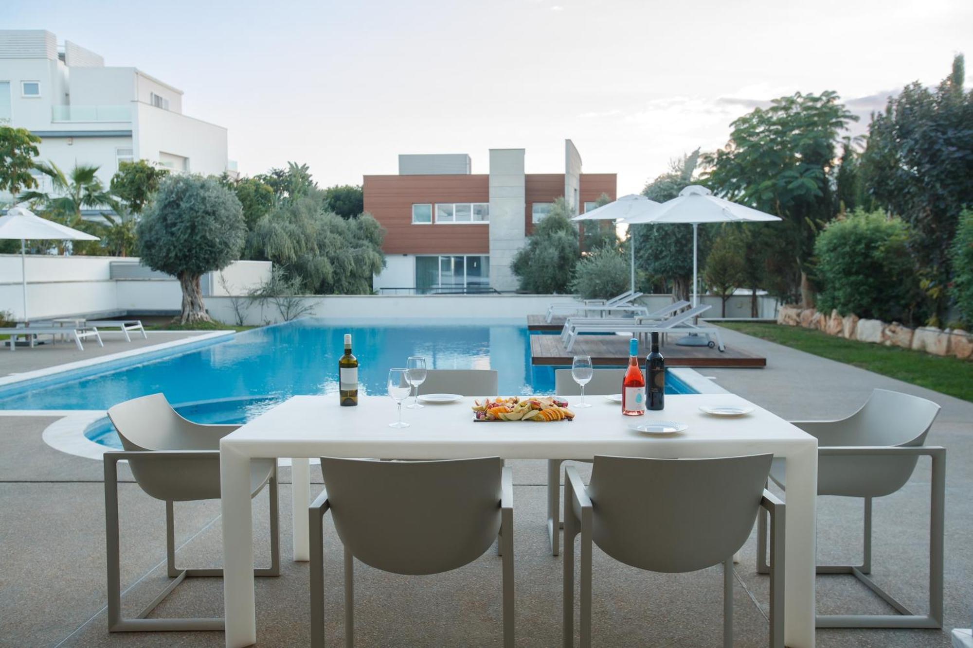 Vivo Mare Beachfront - Emerald Villa