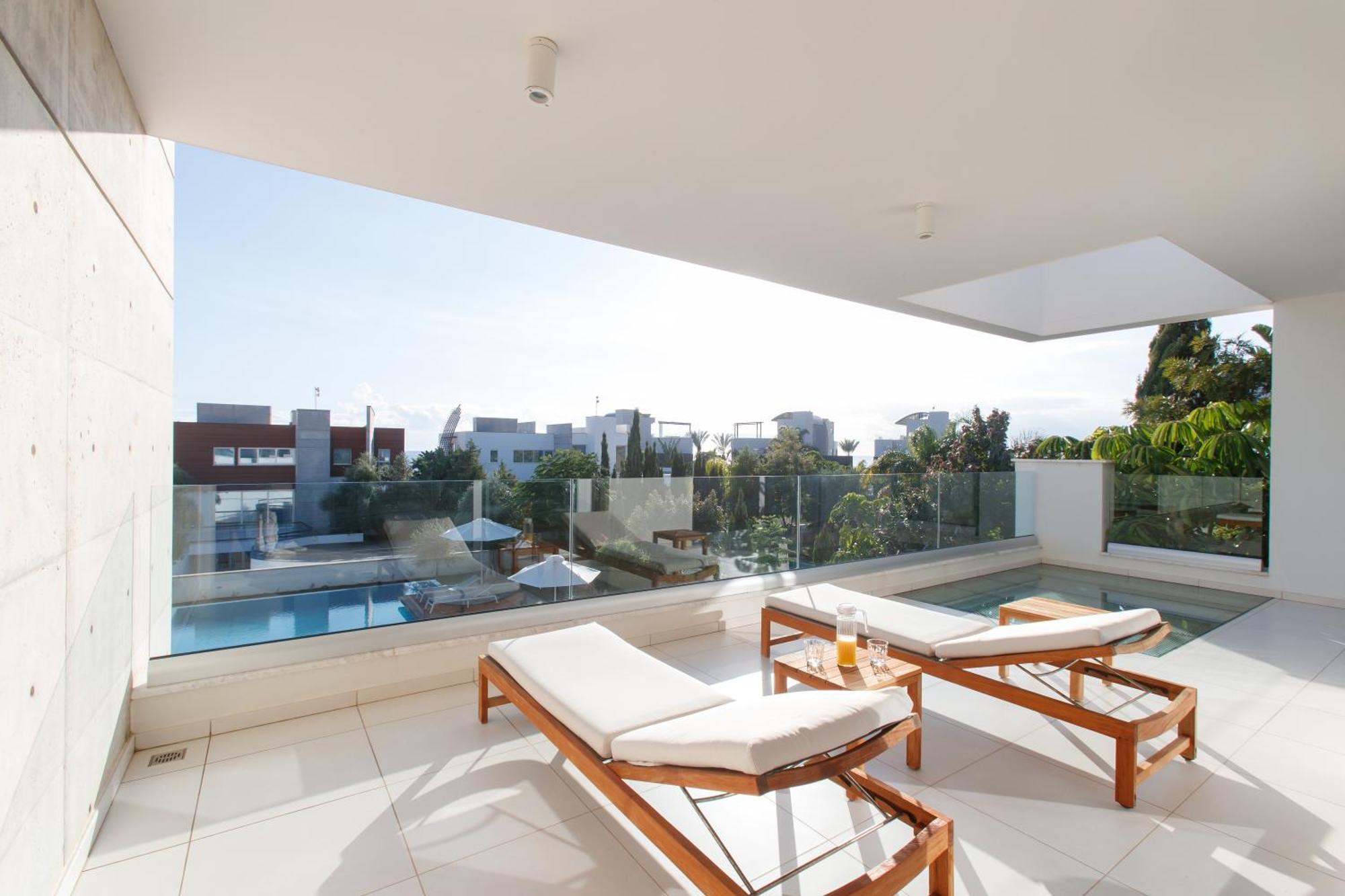 Vivo Mare Beachfront - Emerald Villa