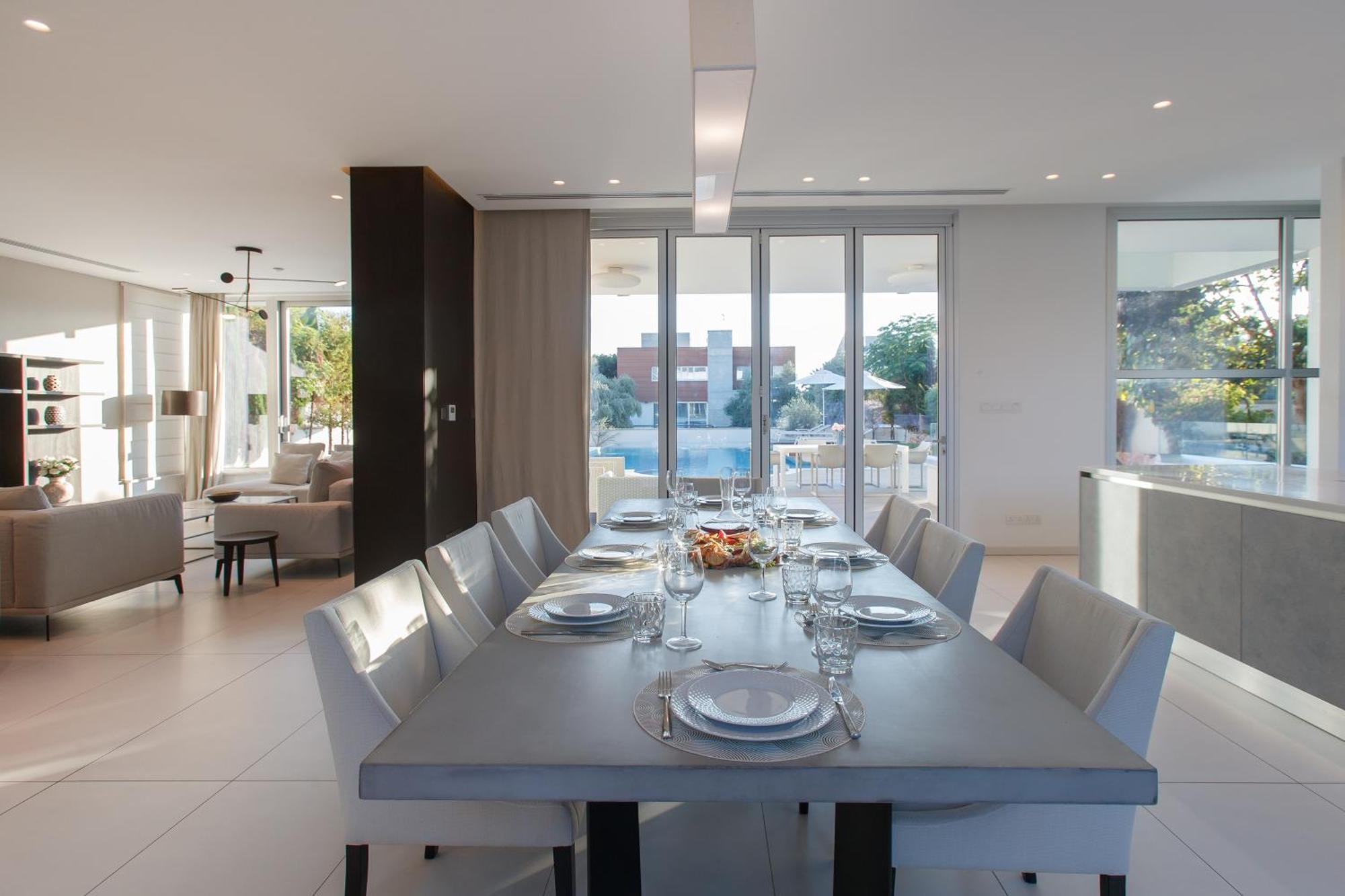Vivo Mare Beachfront - Emerald Villa *