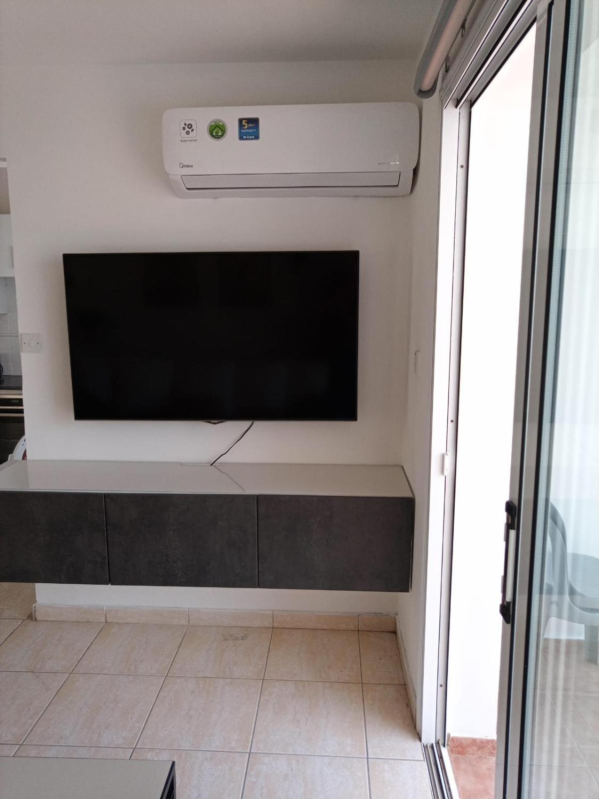 Sunny Rooftop In 91sqm Terrace Delight! Apartment