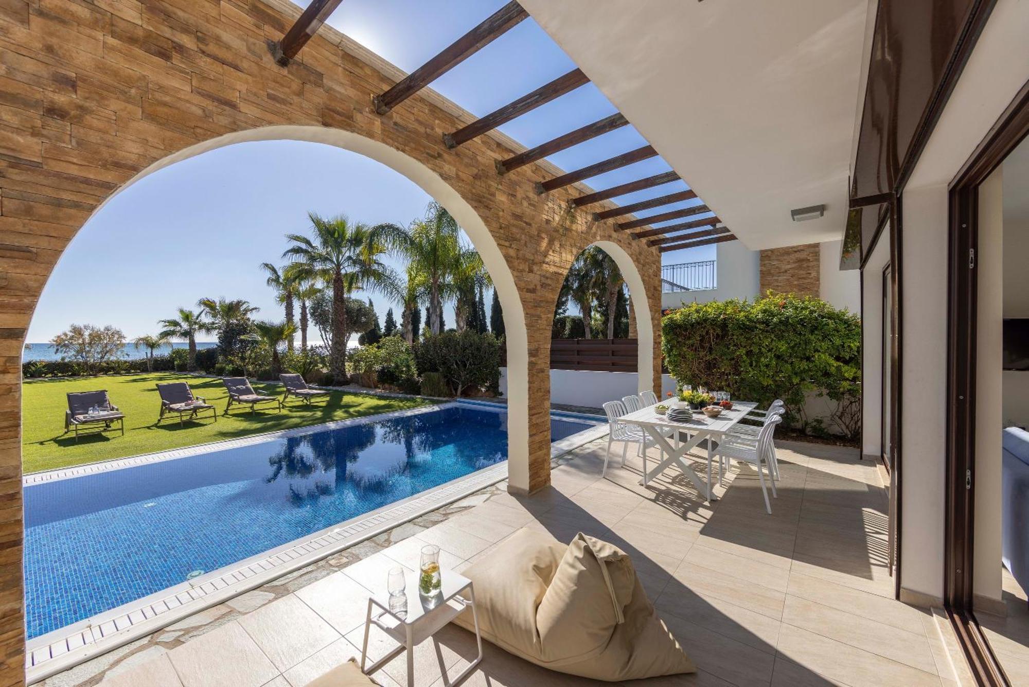 Villa Seafront Ionion H5 *
