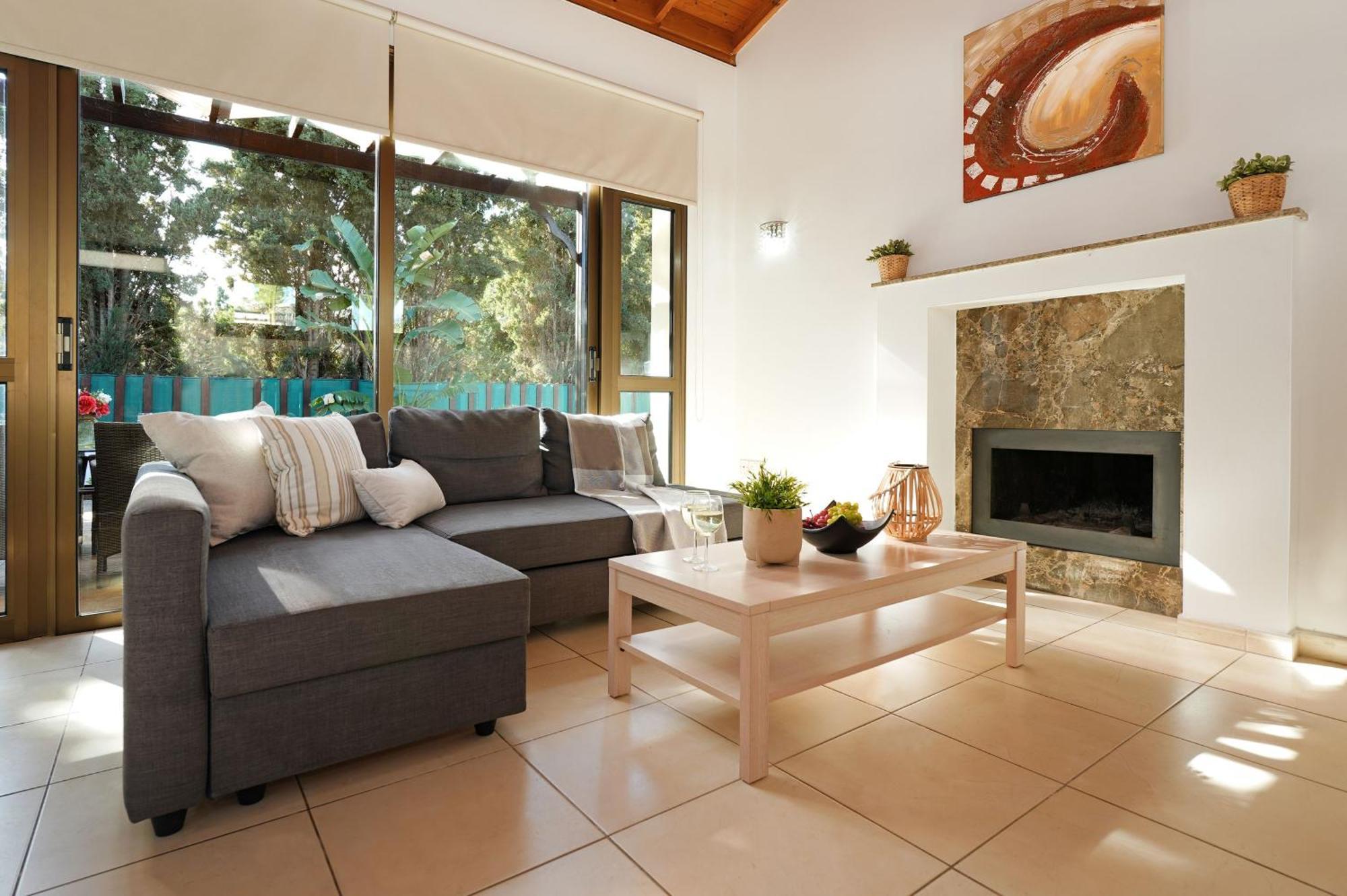 Anthia - 2bed With Large Pool Holiday home *
