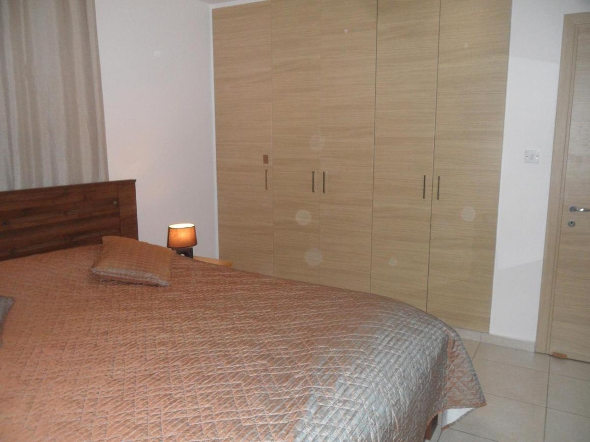 Nissi Area,ground Floor Flat, Free Internet Apartment *