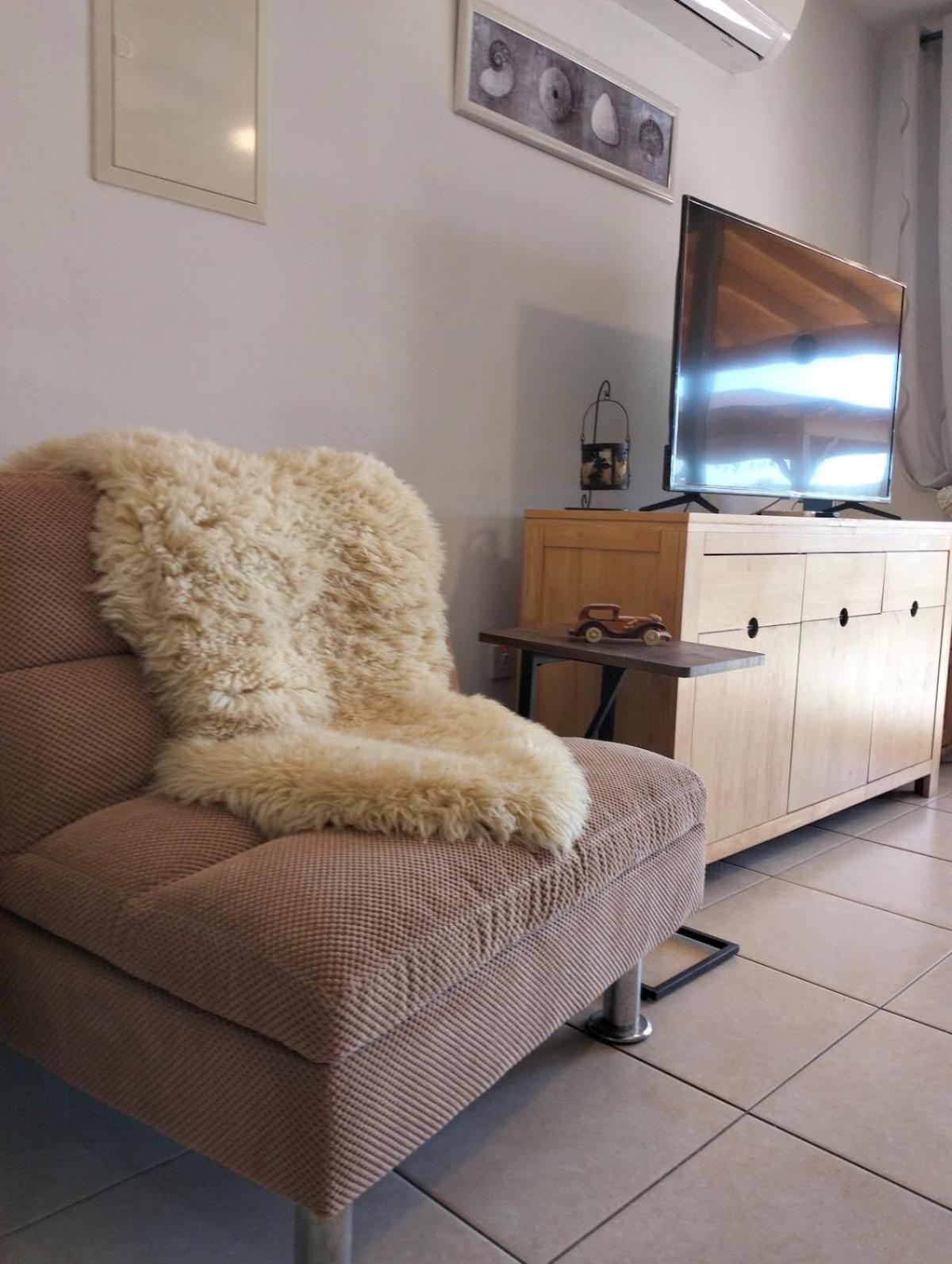 Nissi Area,ground Floor Flat, Free Internet Apartment *