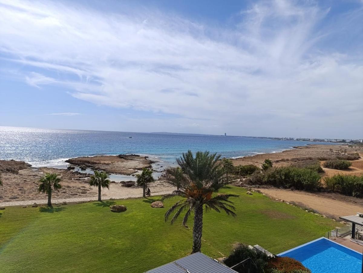 Villa Beachfront Luxury Glory