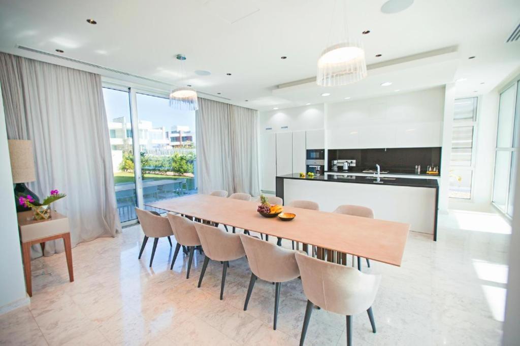 Beachfront Luxury Tranquility *