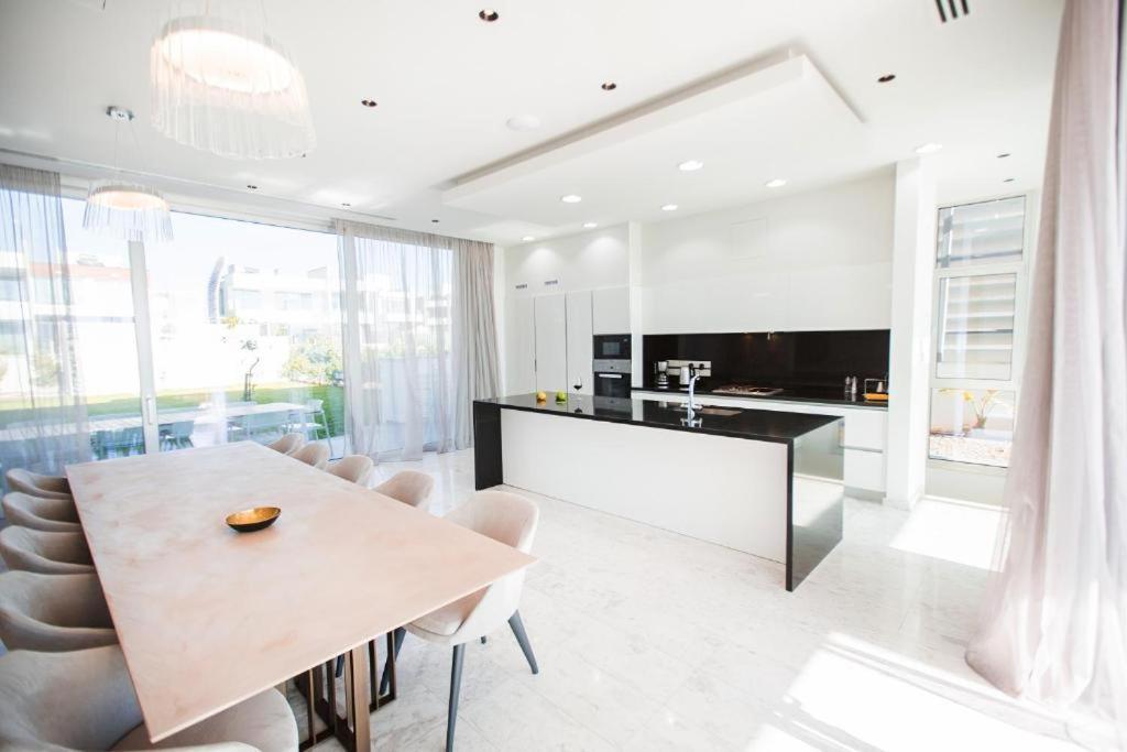 Villa Beachfront Luxury Tranquility