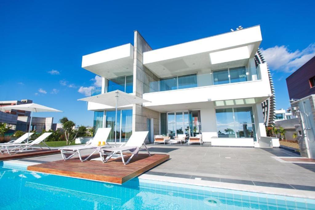 Beachfront Luxury Tranquility *