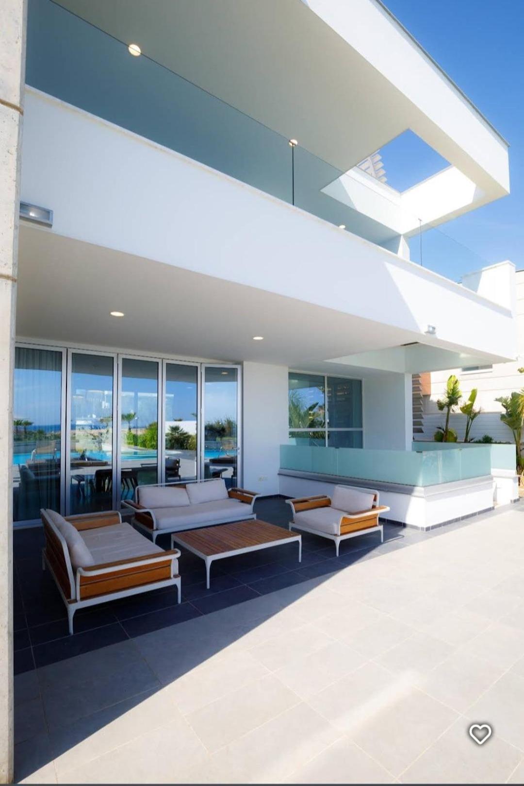 Villa Beachfront Luxury Tranquility