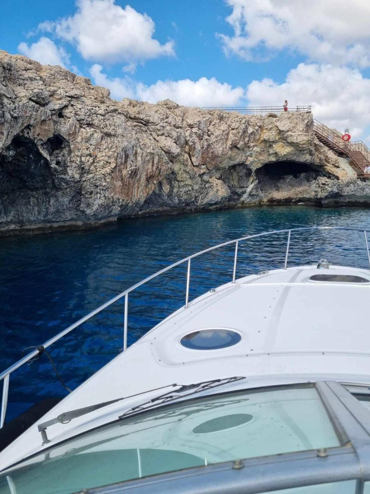 Botel Captainvasilisboatcharters