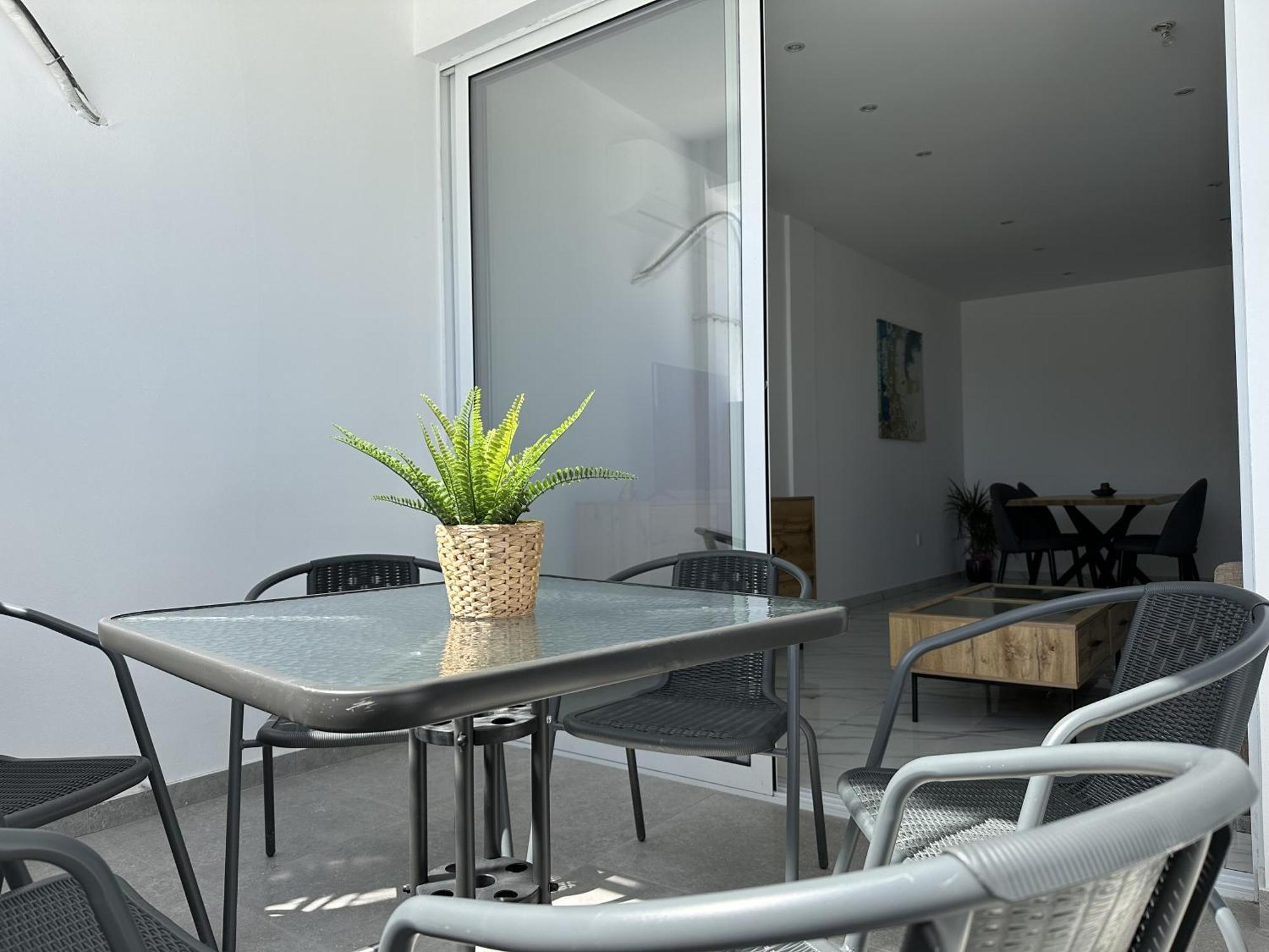 Modern Seaside Retreat Near Nissi Apartment *