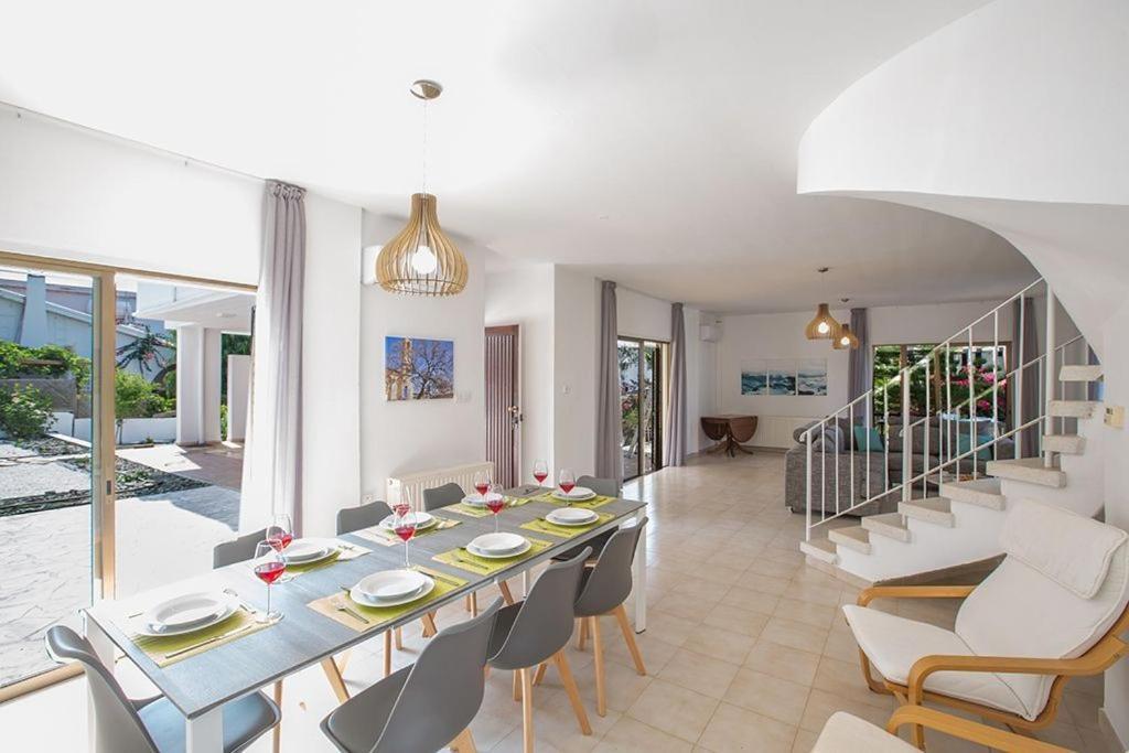 Nepou - Beautiful 4 Bedroom - Located In With Private Pool *