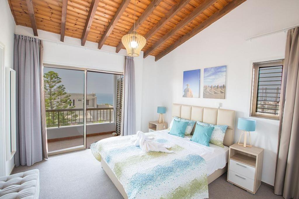 Nepou - Beautiful 4 Bedroom - Located In With Private Pool