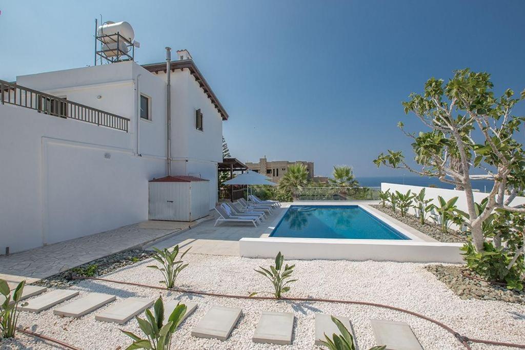 Nepou - Beautiful 4 Bedroom - Located In With Private Pool *