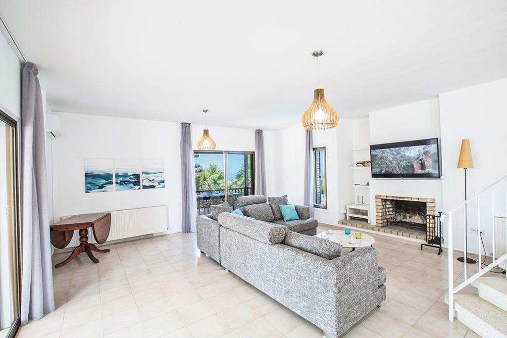 Nepou - Beautiful 4 Bedroom - Located In With Private Pool Villa