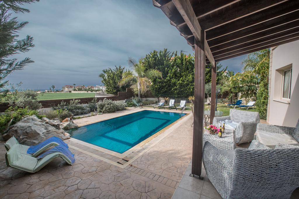 Sunny Coast Villa *