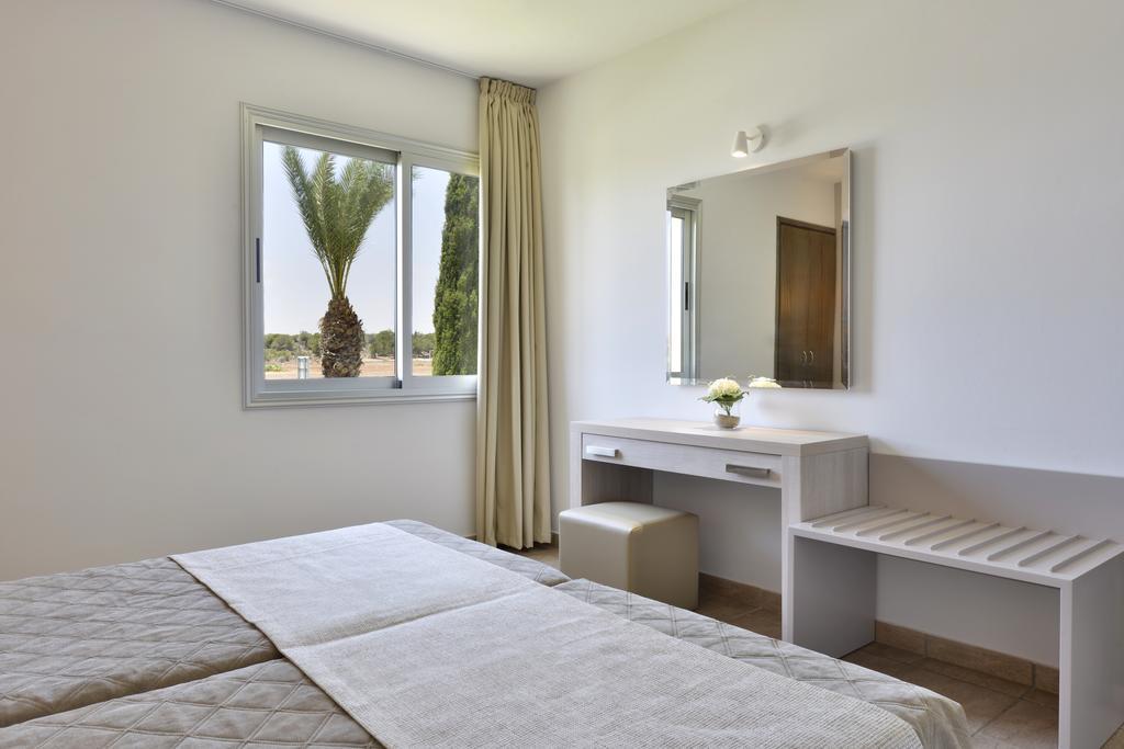 Makronisos Village Aparthotel