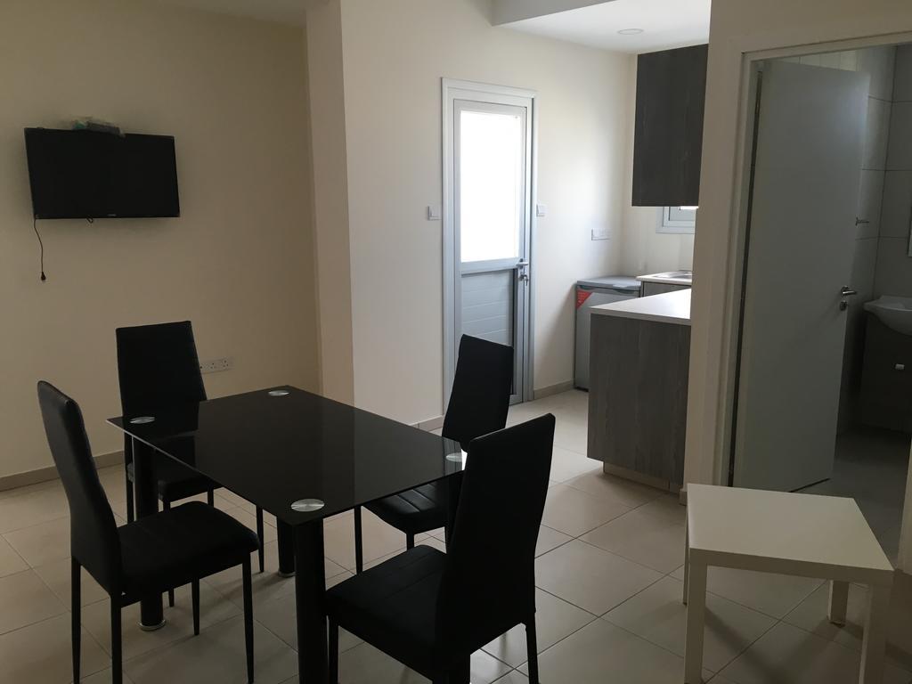 Cross Road Apartment *