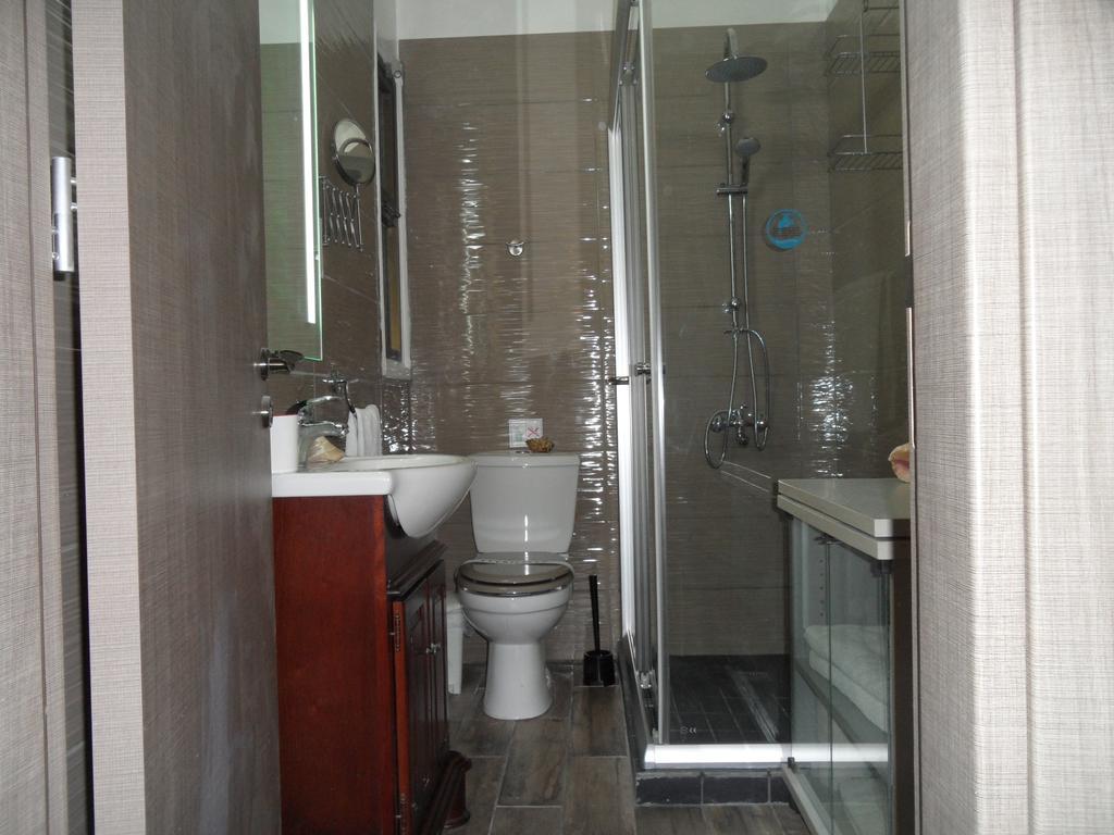 Sunshine Apts, Two Bedroom , Free Internet, No 3 Apartment *