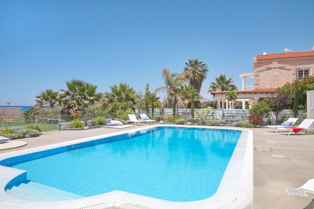 Royal 4 Bedroom Seafront Holiday home *