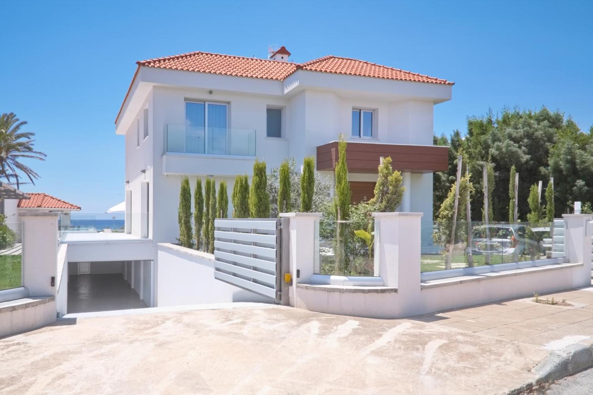 Royal 4 Bedroom Seafront Holiday home