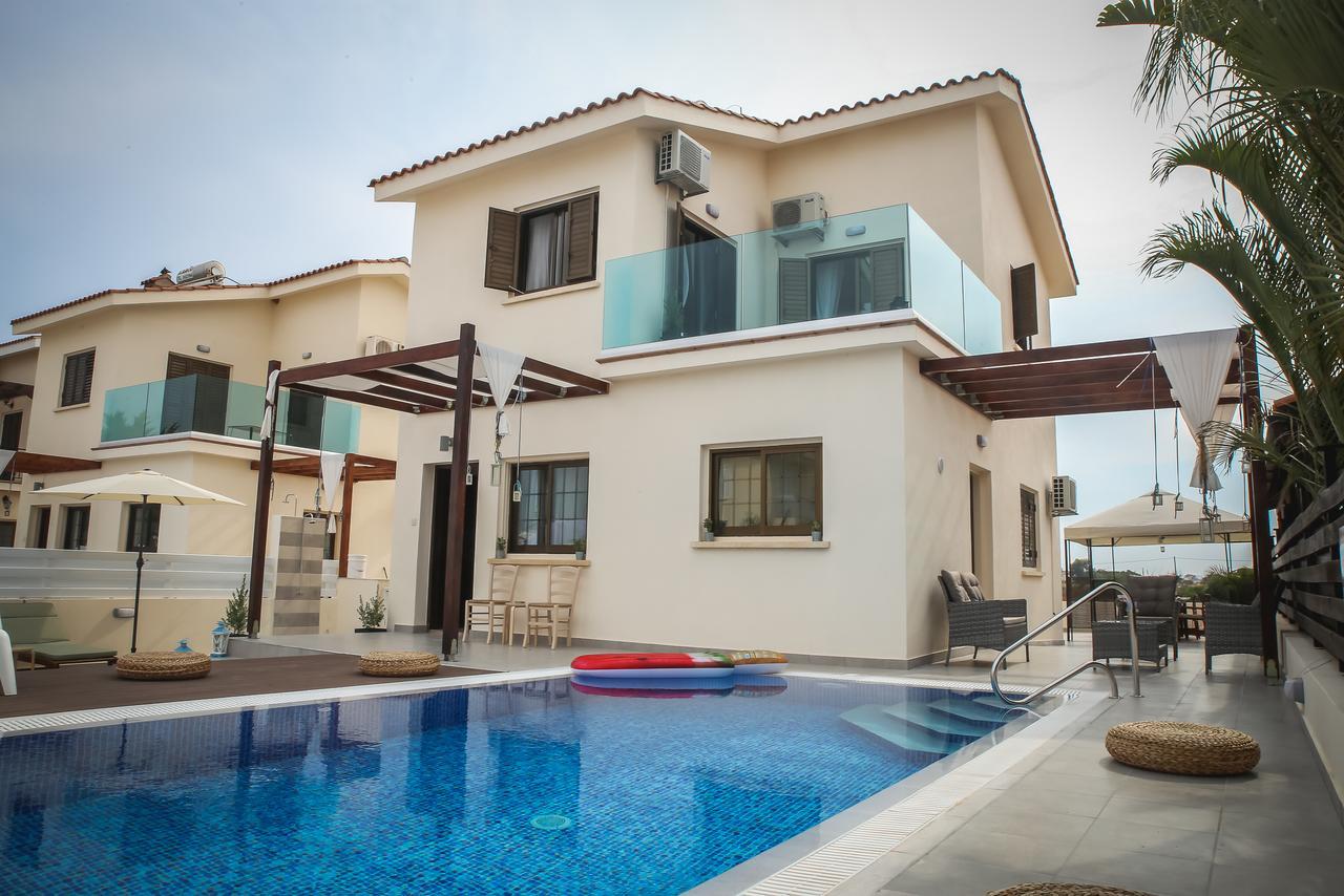 Elena Villa *