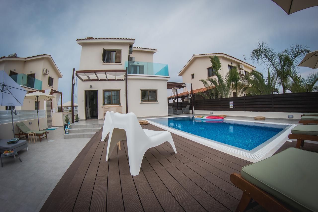 Elena Villa *