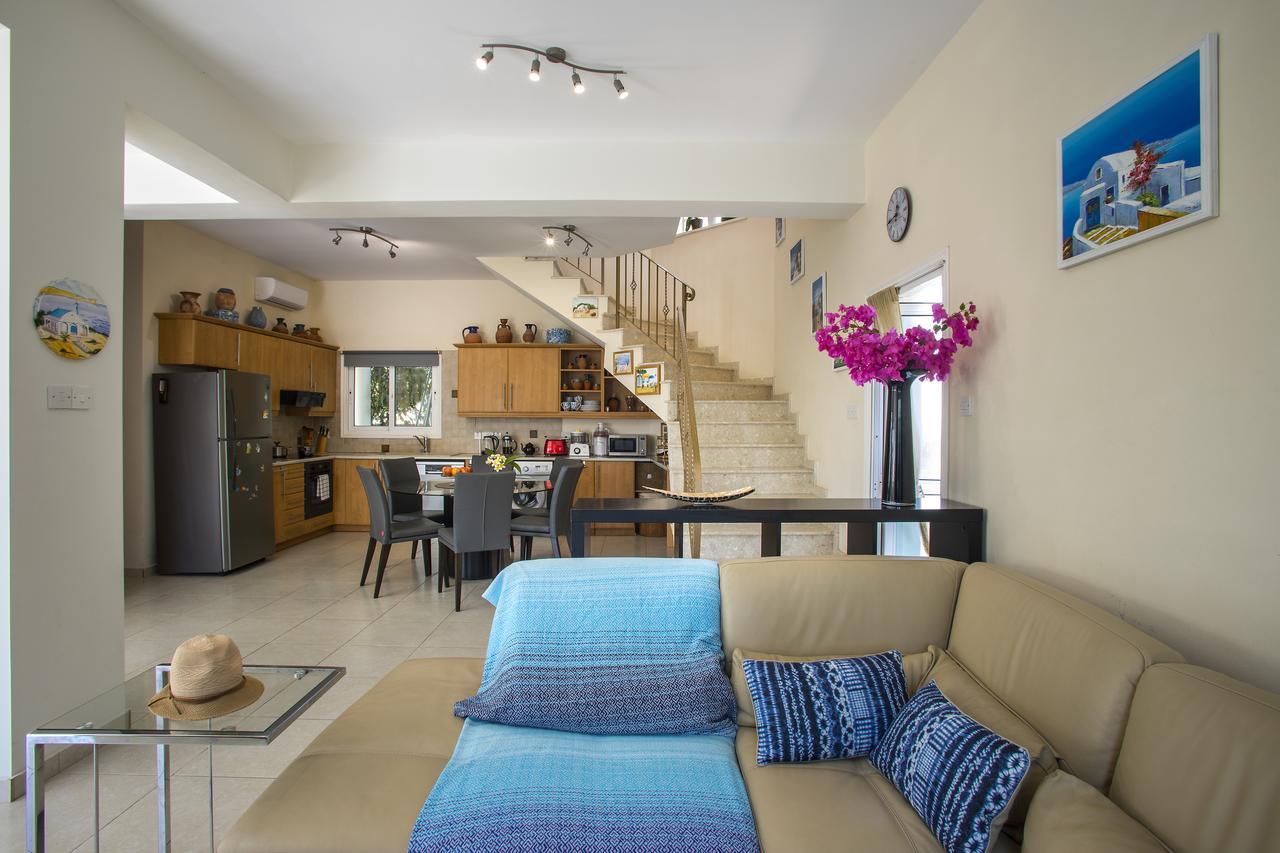 Elias Villa *