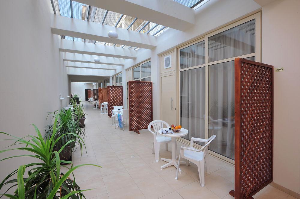 Nelia Gardens 4*