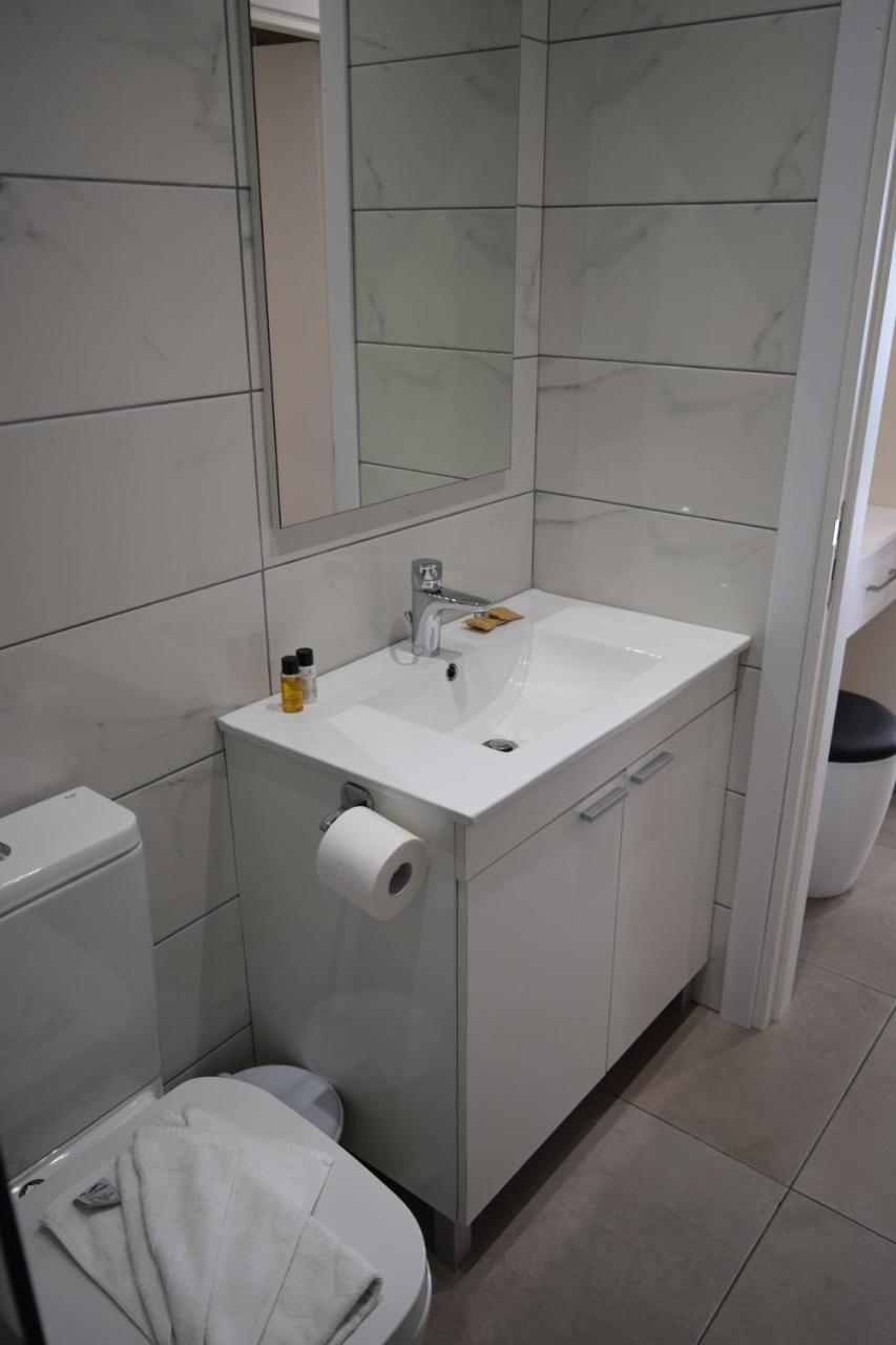 Cross Road Apartment *