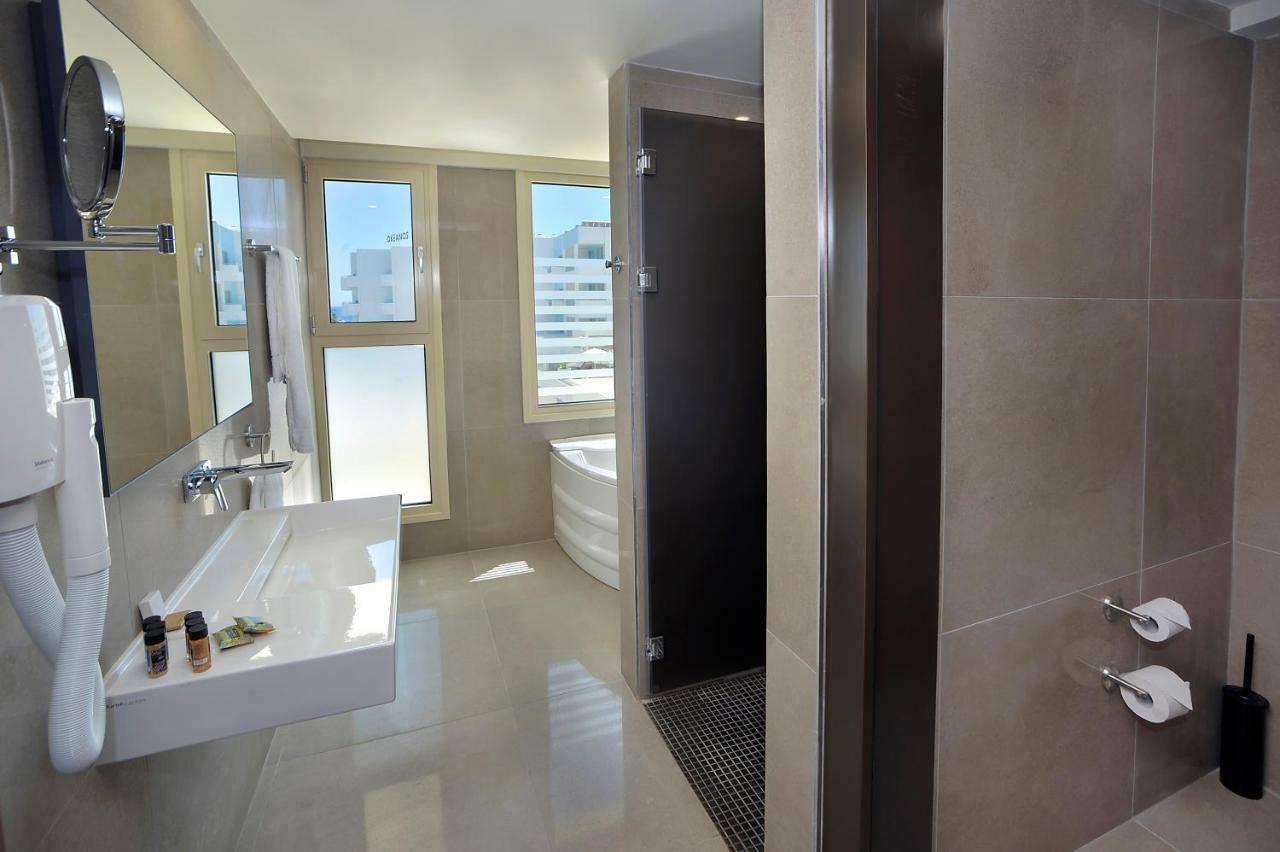 Hotel Nelia & 4*