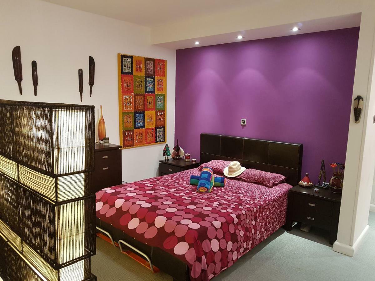 Sylvias Art Apartment *