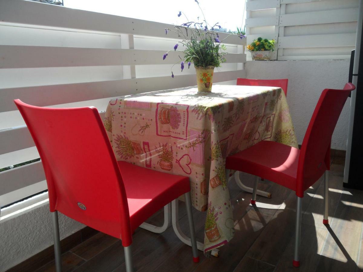 Sunshine Apts, Two Bedroom , Free Internet, No 3