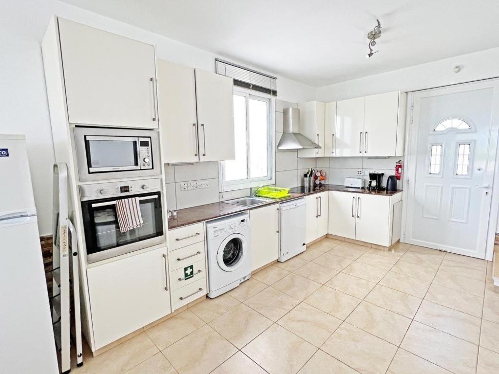 Gorgona Seafront 3 Bedroom With Private Swimming Pool