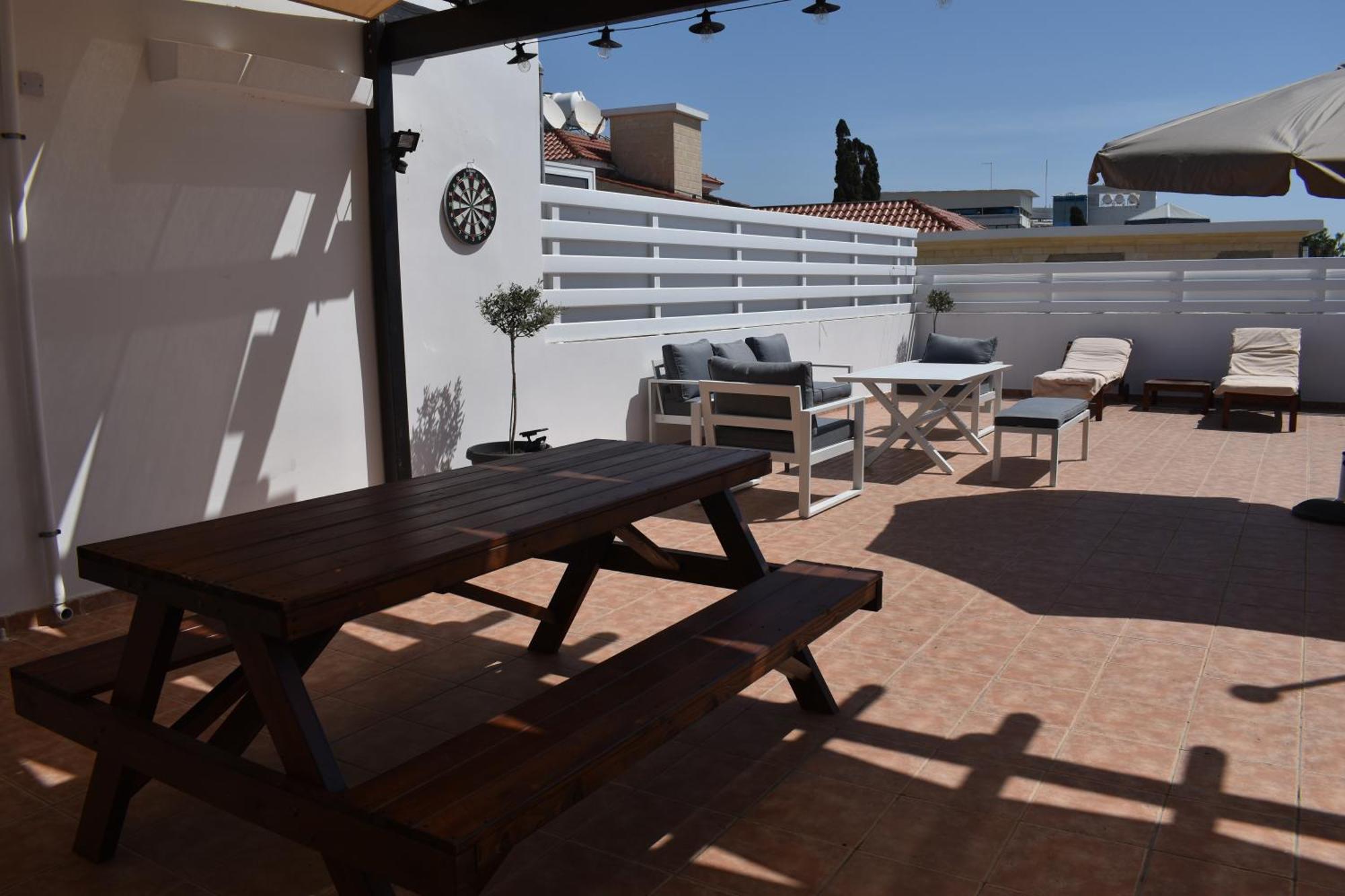 Apartment Sunny Rooftop In 91sqm Terrace Delight!