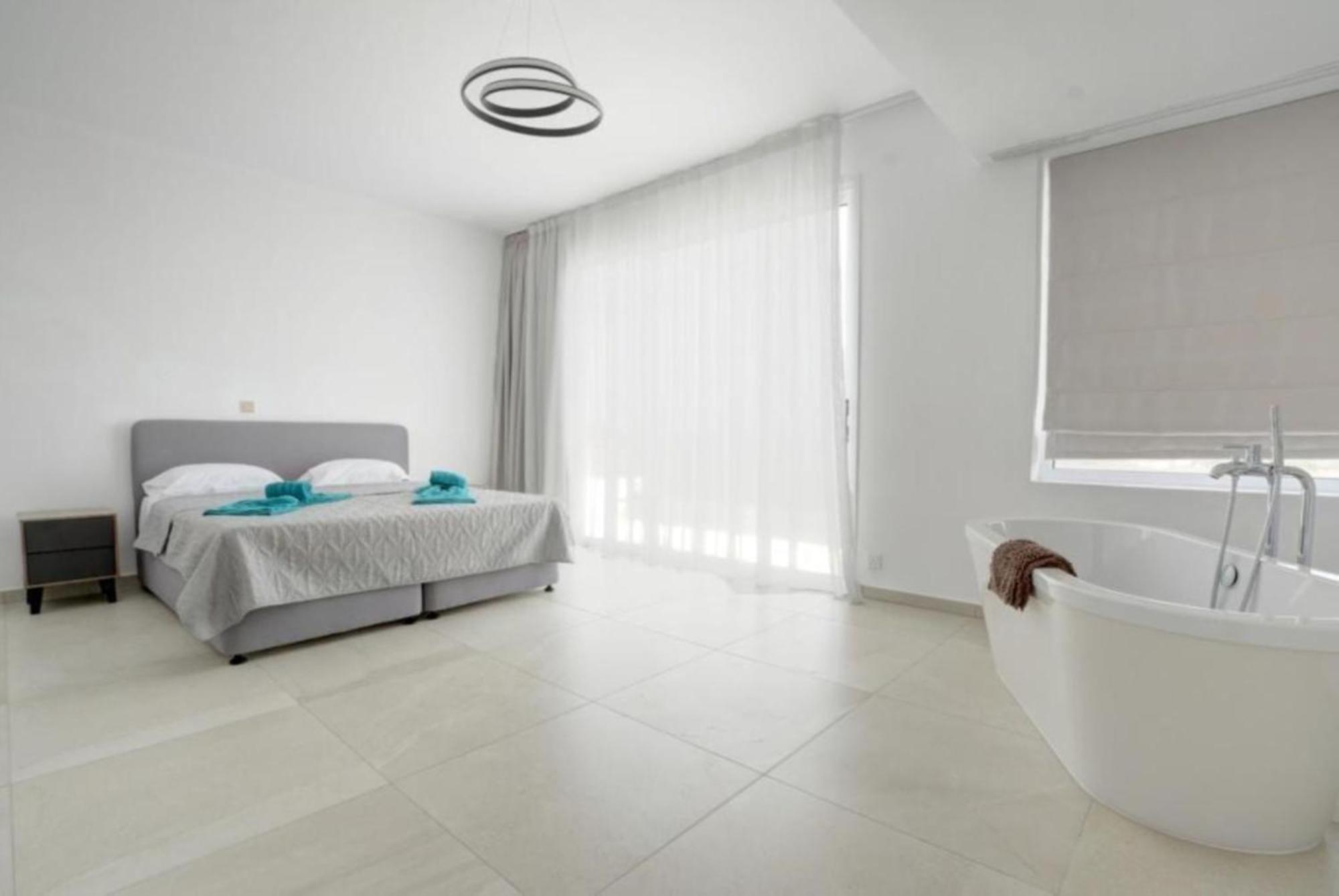 Nissi Diamond Mansion *