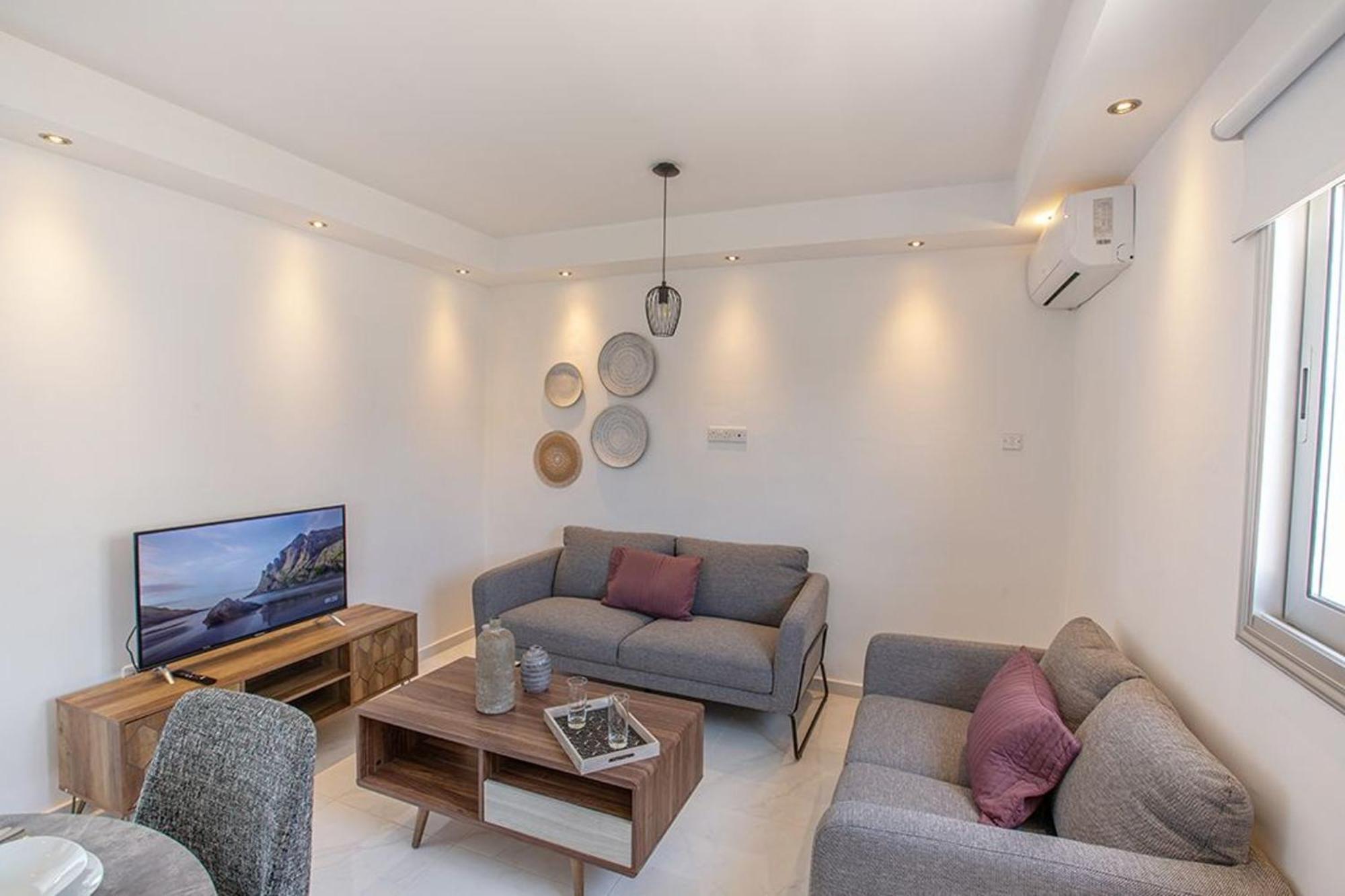 Misia Enas - Modern 2 Bedroom With Sea Views - Close To Square *